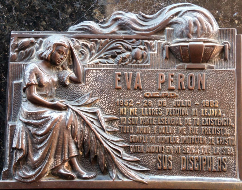 relieve tumba Eva Peron