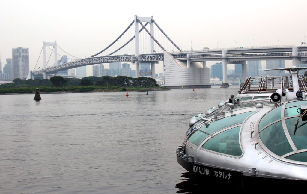 barco Hotaluna junto Puente Rainbow, rio Sumida