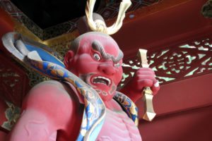 demonio japones, entrada templo