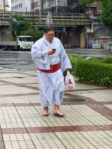 luchador sumo andando calle