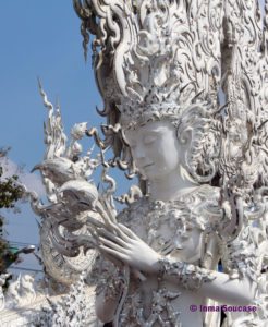 detalle templo blanco de Chiang Rai