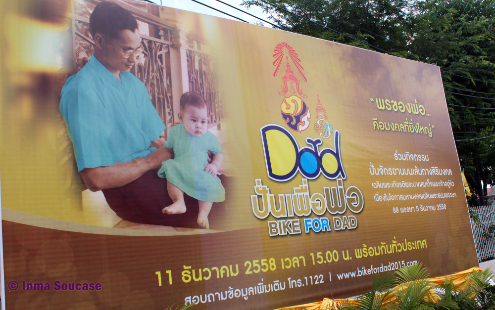 Bike for dad - cumpleaños rey Tailandia - cartel con su hijo