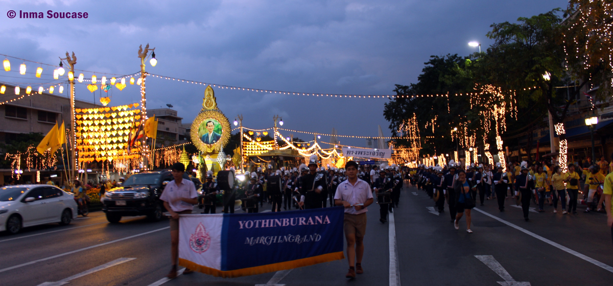 Calle Ratchadamnoen - desfile cumpleaños del Rey de Tailandia