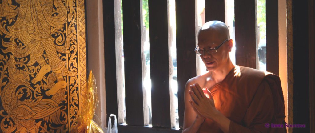 monje-budista-rezando-tailandia