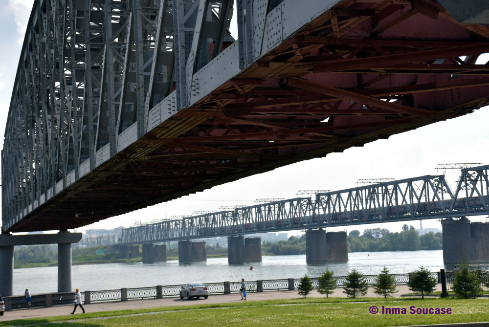 puente-del-metro-y-tren-sobre-el-rio-obi-novosivirsk