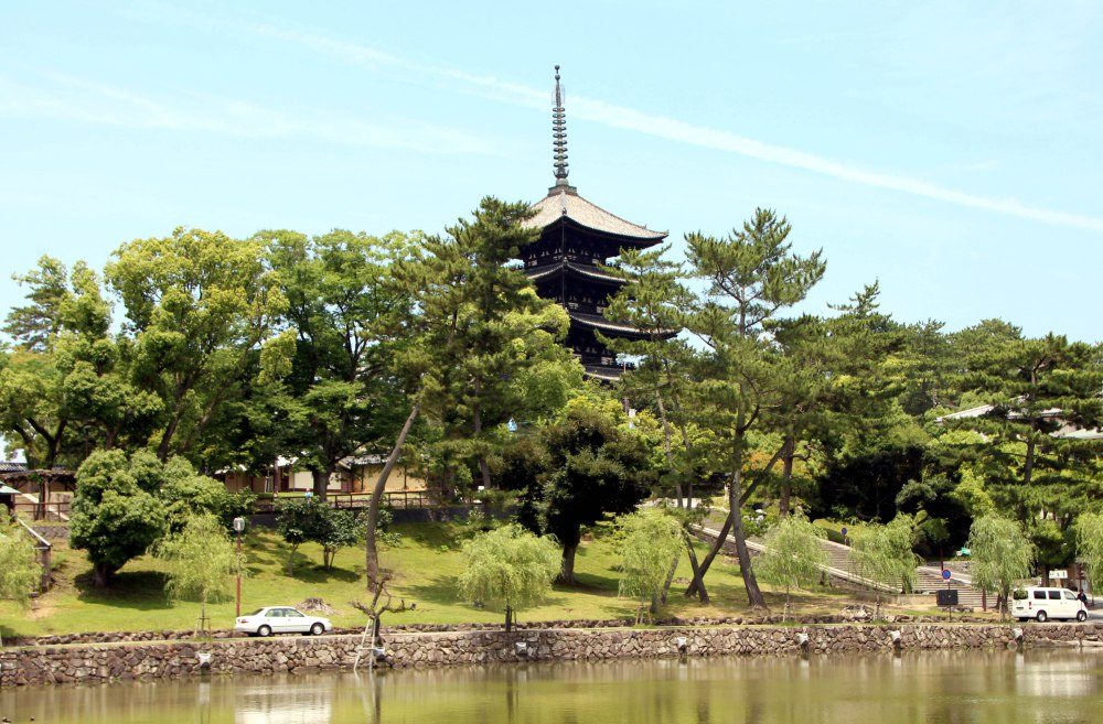 Templo Kofukuji y lago, Nara