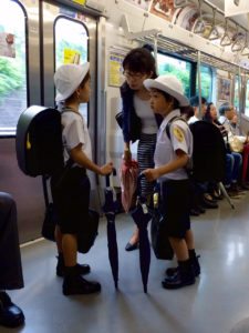 niños estudiantes japoneses en tren