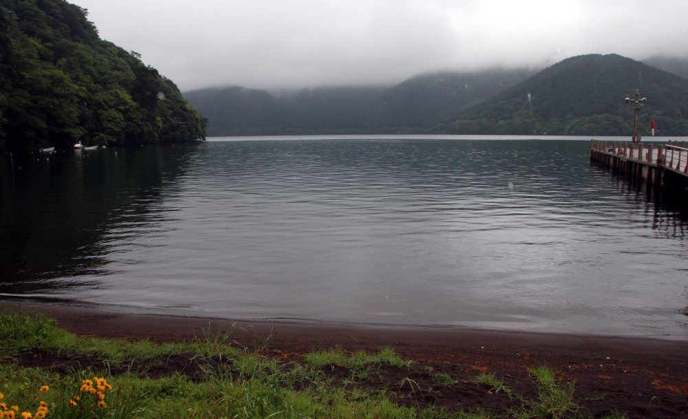 Lago Ashi desde puerto, niebla