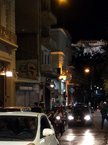 calle nocturna Atenas, con partenon