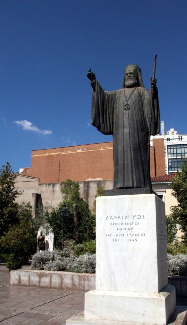 estatua frente catedral ortodoxo, Atenas