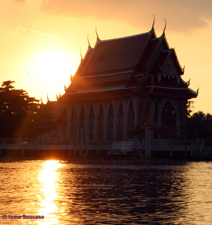 atardecer Templo en el canal del Mercado flotante Amphawa