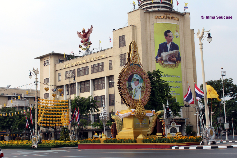 Calle Ratchadamnoen - decorada cumpleaños Rey Tailandia