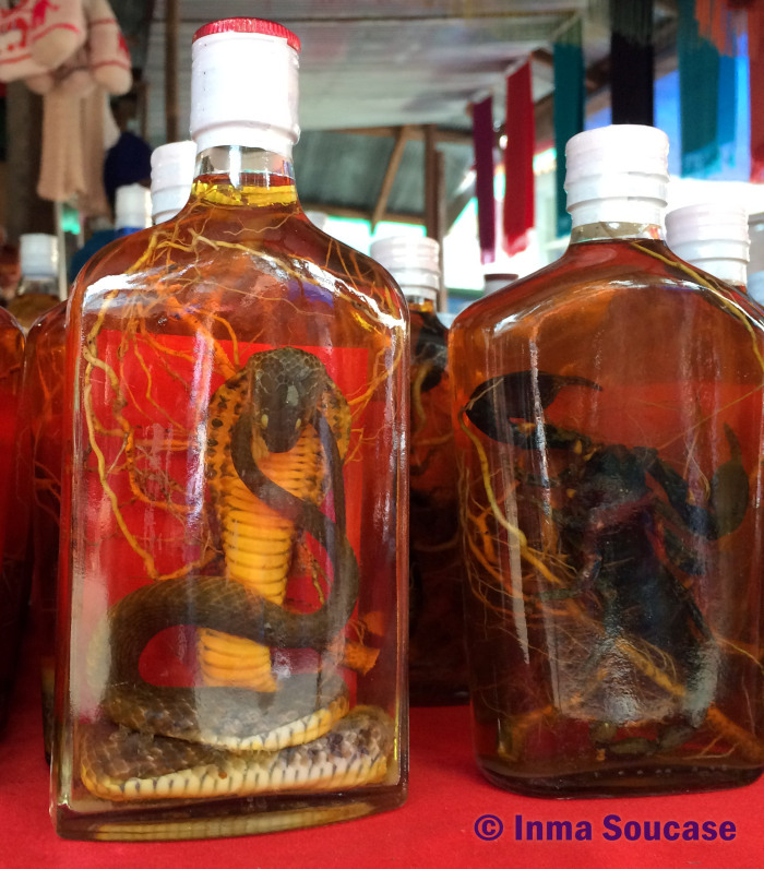 Mercado en Laos - serpiente en botella