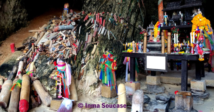 Phra Nang templo falos pescadores