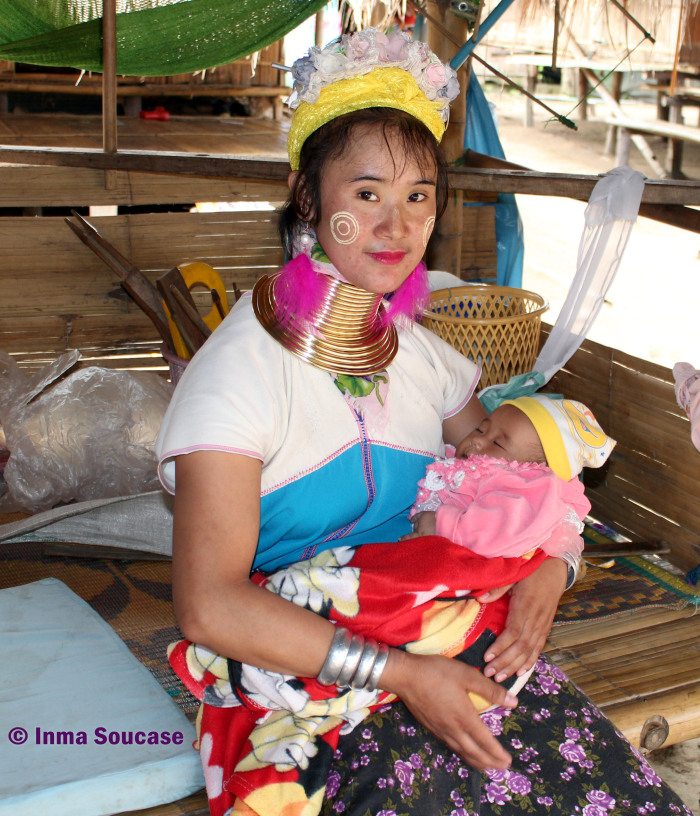 Tribu jirafa Karen Long Neck - madre con bebe