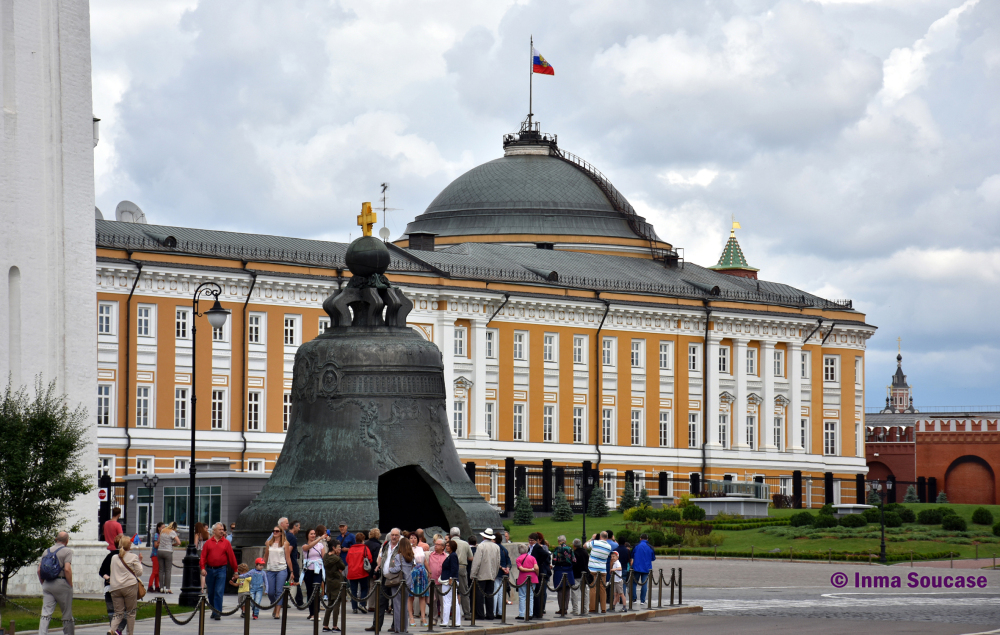 campana-zarina-gente-kremlin-moscu