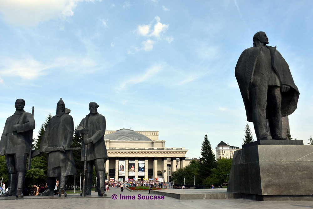 plaza-de-lenin-y-el-teatro-academico-de-la-opera-y-ballet-estatal-novosibirsk