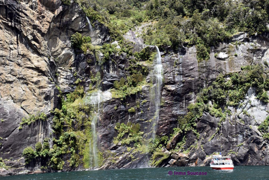 Milford Sound - cascadas fiordo