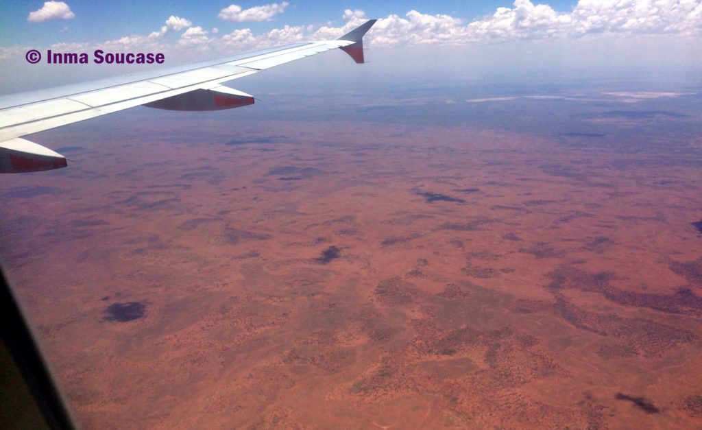 avión llegada Ayers Rock desierto Australia